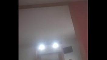 Casada dando pra outro e dando risada do corno