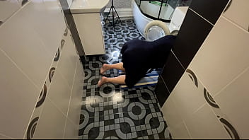 Madrasta arrumando a casa com plug anal ficou presa na máquina de lavar
