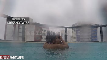 Rafael Soares na piscina fudendo