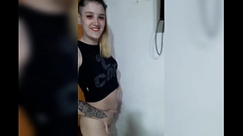 Novinha argentina desfrutando de uma trepada anal deliciosa