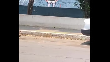 Me cojo a uno de mis compañeros en un parque publico, vean como se mueve mi faldita con cada movimiento de mis caderas