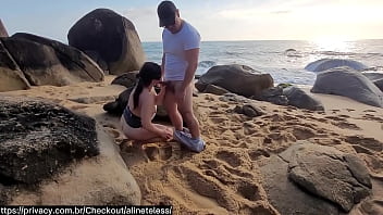 Sexo na praia na frente de todo mundo