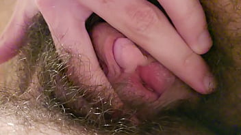 Gros clitoris poilu
