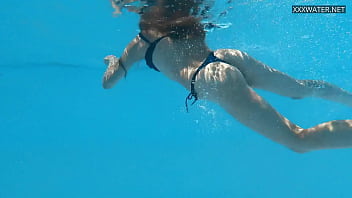 Gostosa nadando pelada