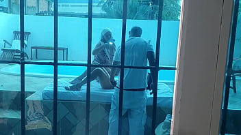 Dejo que mi esposa Luana Aguiar tenga sexo duro con el dotado Alex Lima en la piscina de la posada en Guarujá