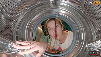 Irmã presa na máquina de lavar