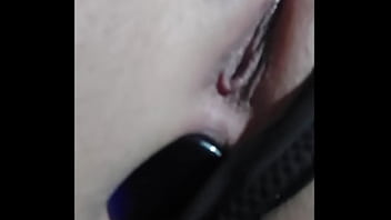 Teensfox jugando solita con su cola en el cuarto