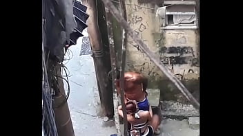 Anitta mamando o cara na favela