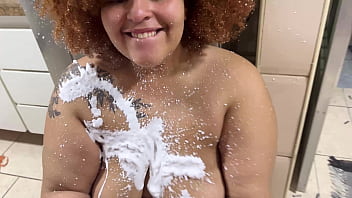 Ruby Antonelli, la nínfula BBW, toma una ducha de crema batida en su culo gigante