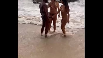 Praia de nudismo casal