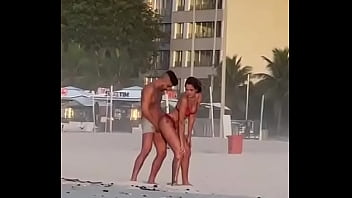 Várias mulheres trocando de biquíni no chalé da praia xvideos