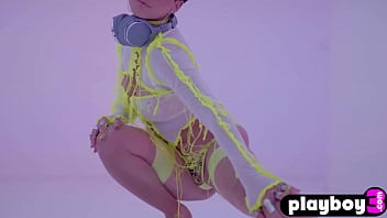 La increíble jovencita latina Mia Valentine muestra su gran culo durante una acción de pose