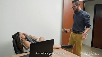 Mi jefe me descubre masturbándome en el trabajo