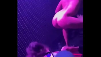 Mulher faz sexo oral em mc pipo kinha no palco