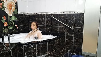 LA SENSUAL DIOSA MILF MUESTRA SU CULO MOJADO EN EL JACUZZI