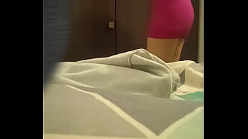Espiando a mi vecina, se le ven los pelitos de la concha