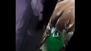 Pai filma a filha tomando banho