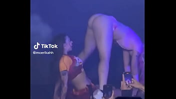 Mc pipokinha gatos lebendo os peitos dela