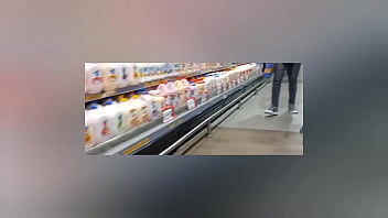 Mulher fazendo sexo no supermercado