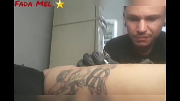Tatuador furando a bureta