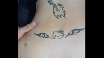 Visto a mi hijastra de vaquera sexy, se pone muy cachonda y me pide que le rompa el culo, me da el culo, hijastra prueba el anal por primera vez, le meto la polla por el culo por primera vez, estreno fois una cerveza