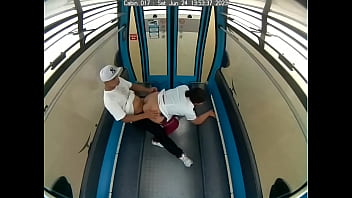 Mulher fazendo sexo no teleférico