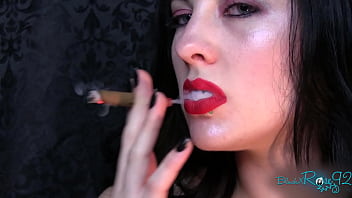 Mulher sensual fumado charuto