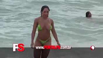 Femme seins nu plage