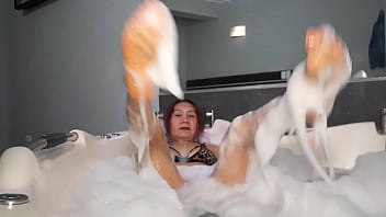 LA BELLA DIOSA MILF MUESTRA SU CULO REDONDO JABONOSO LLENO DFE ESPUMA  EN EL JACUZZI