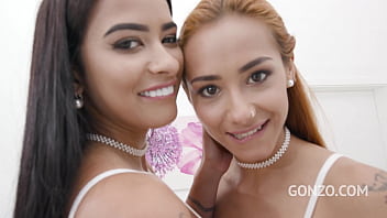 Las latinas chorros Veronica Leal y Kelly Oliveira enculadas juntas en una orgía 5 contra 2 con DP SZ2736