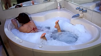 LA SENSUAL DIOSA MILF SE ORINA ANTES DE INGRESAR AL JACUZZI