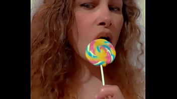Querés qué esta Milf te la chupe como este Lollipop
