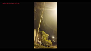 ¡Mujer casada sorprendida haciendo trampa en la calle es castigada por su marido con un anal intenso!