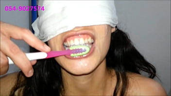 Esfregando enquanto escova os dentes
