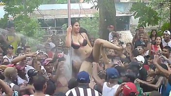 Mulheres fazendo sexo no carnaval
