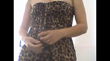 Mulher pelada tirando a roupa