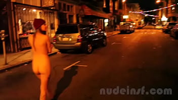 Mulheres andando nuas na rua
