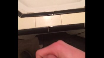 Se masturbando na pia do banheiro