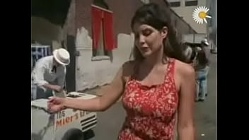 Japoneza tirando a roupa na rua e figando pelada