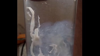 Tomando gozo do copo com agua