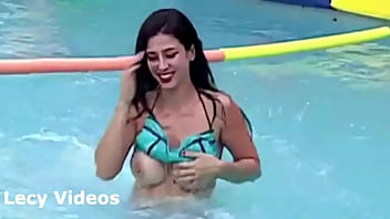 Show tv nua tigress danzando boleando bikini