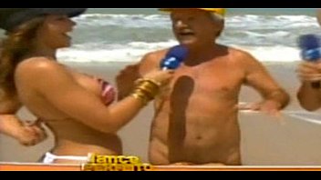 Comendo a mulher casada no praia de nudismo