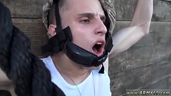 Solo asomando la cabeza muy lentamente gay