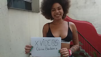 Yasmin Frazão com garrafa