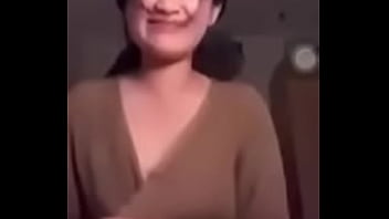 Gái cởi quần áo khoe vú