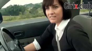 Mulheres se fedendo no carro