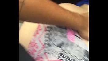 Sobrinha senta no colo do tio para jogar