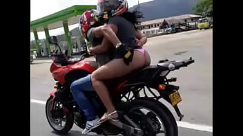 Gostosa peida na moto