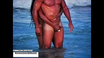 Corno ajudando na praia do nudismo