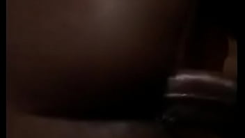 Travestina negra baixinha levando rola grossa